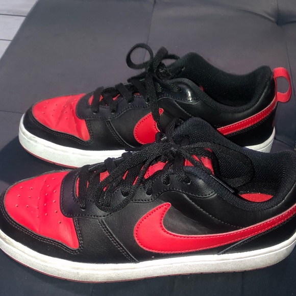 I am saling shoes, the brand is nike the size is 6.5 they are red and black - Picture 2 of 4